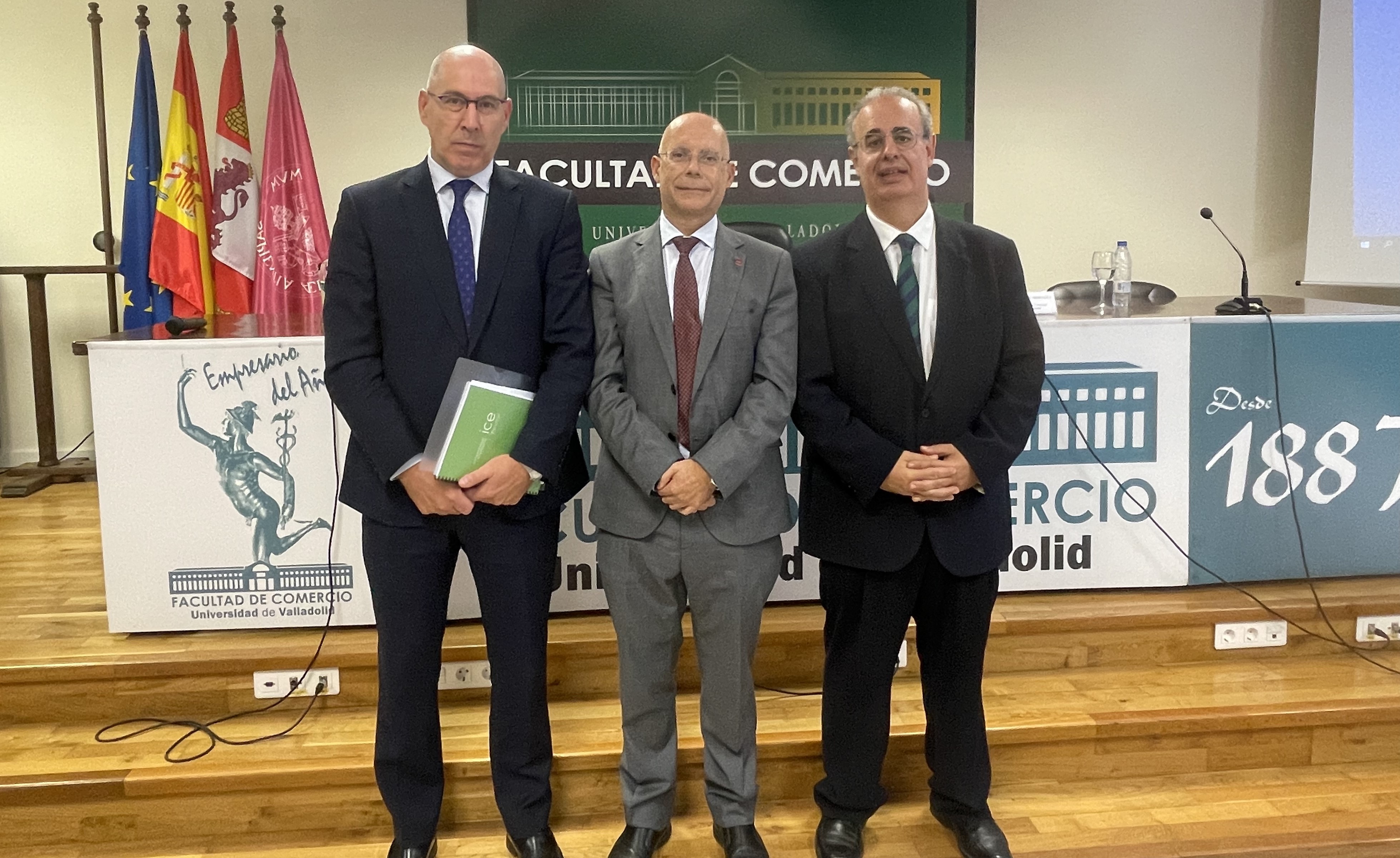 De izda a dcha, Carlos Martín Tobalina, viceconsejero de Economía y Competitividad; Enrique Baeyens, vicerrector de Investigación, y José Antonio Salvador Insúa, decano de la Facultad de Comercio