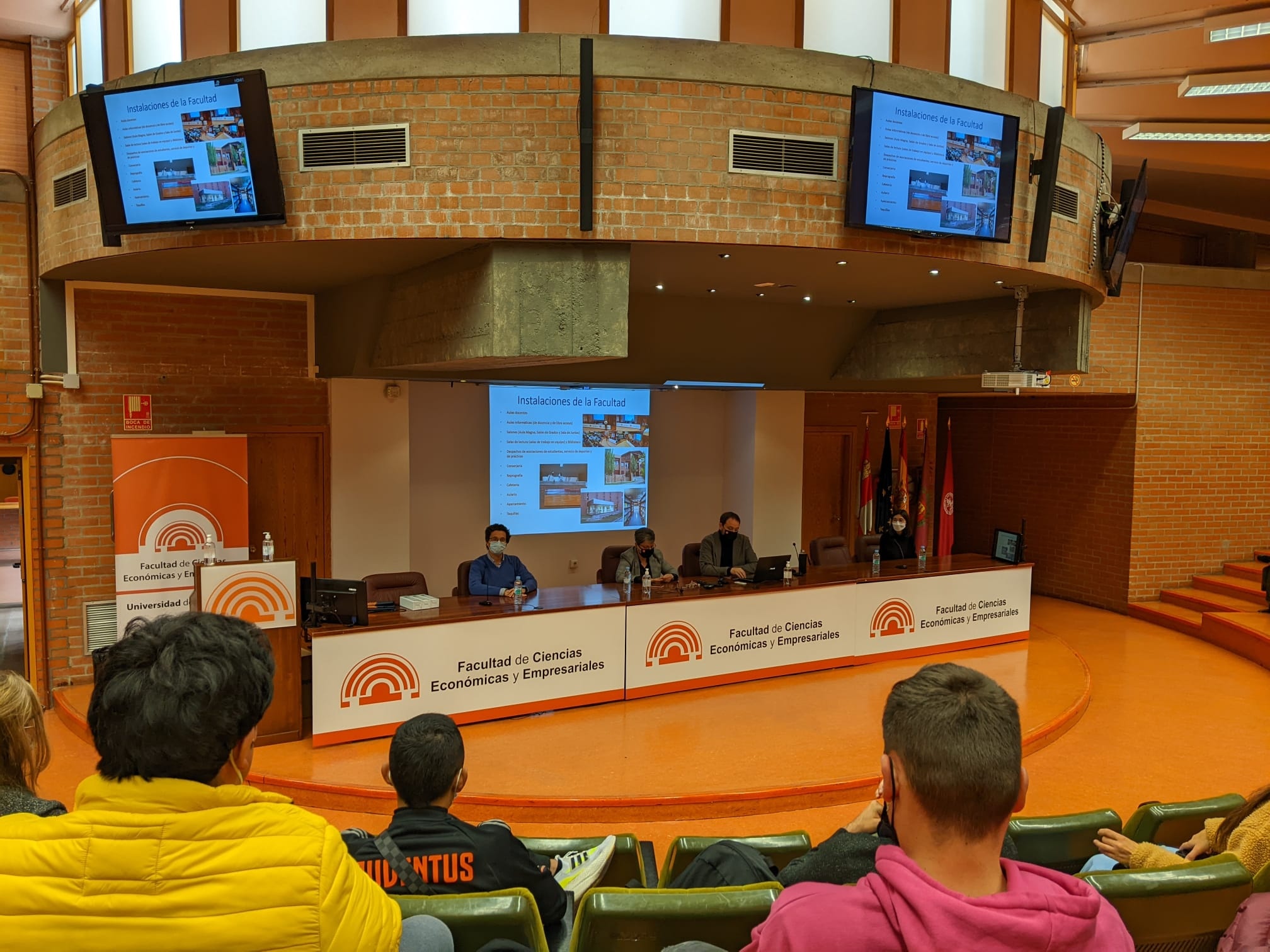 De izquierda a derecha, Guillermo Aleixandre, responsable de Intercambio Bilateral de la Facultad; María del Valle Santos, decana de la Facultad; Siro Bayón, vicedecano de Relaciones Internacionales de la Facultad e Irene Blanco, becaria de la Oficina de Relaciones Internacionales de la Facultad.
