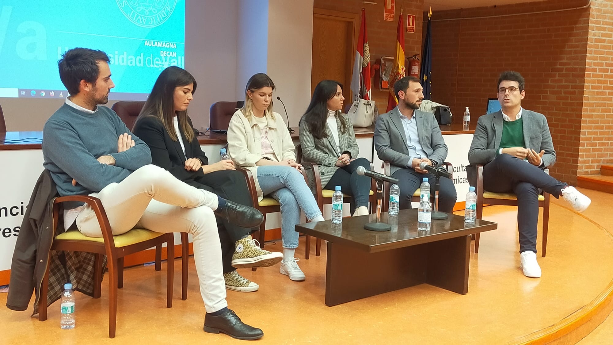 Mesa redonda con egresados de los cuatro Grados que se imparten en el Centro (ADE, ECO, FBS y MIM) en las Jornadas de Orientación Profesional