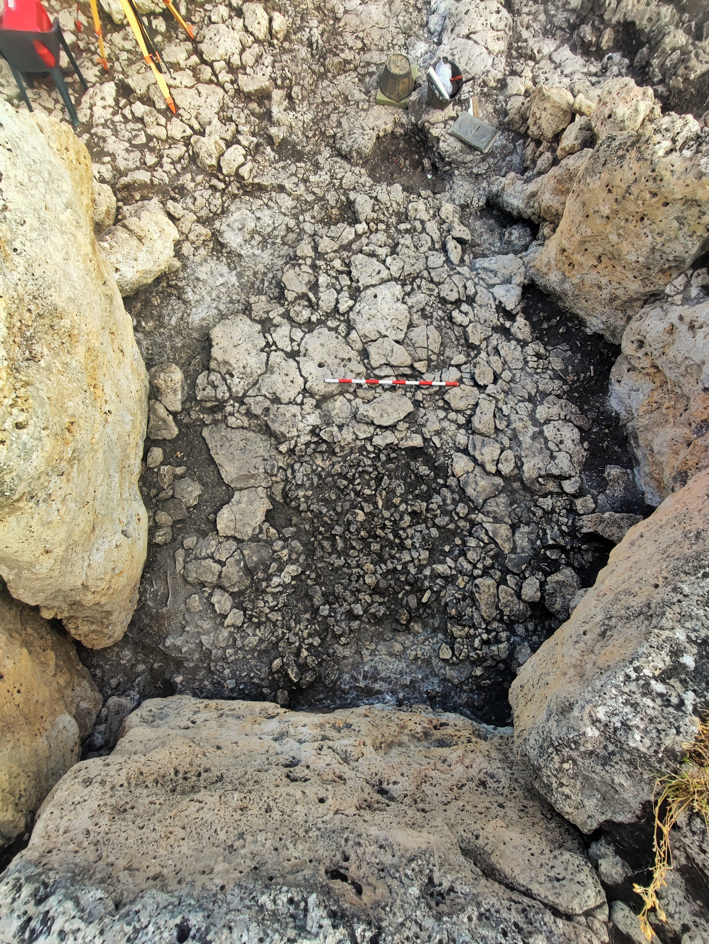 los investigadores no solo han excavado el interior de este monumento megalítico sino sino también determinadas áreas en el entorno inmediato del mismo.