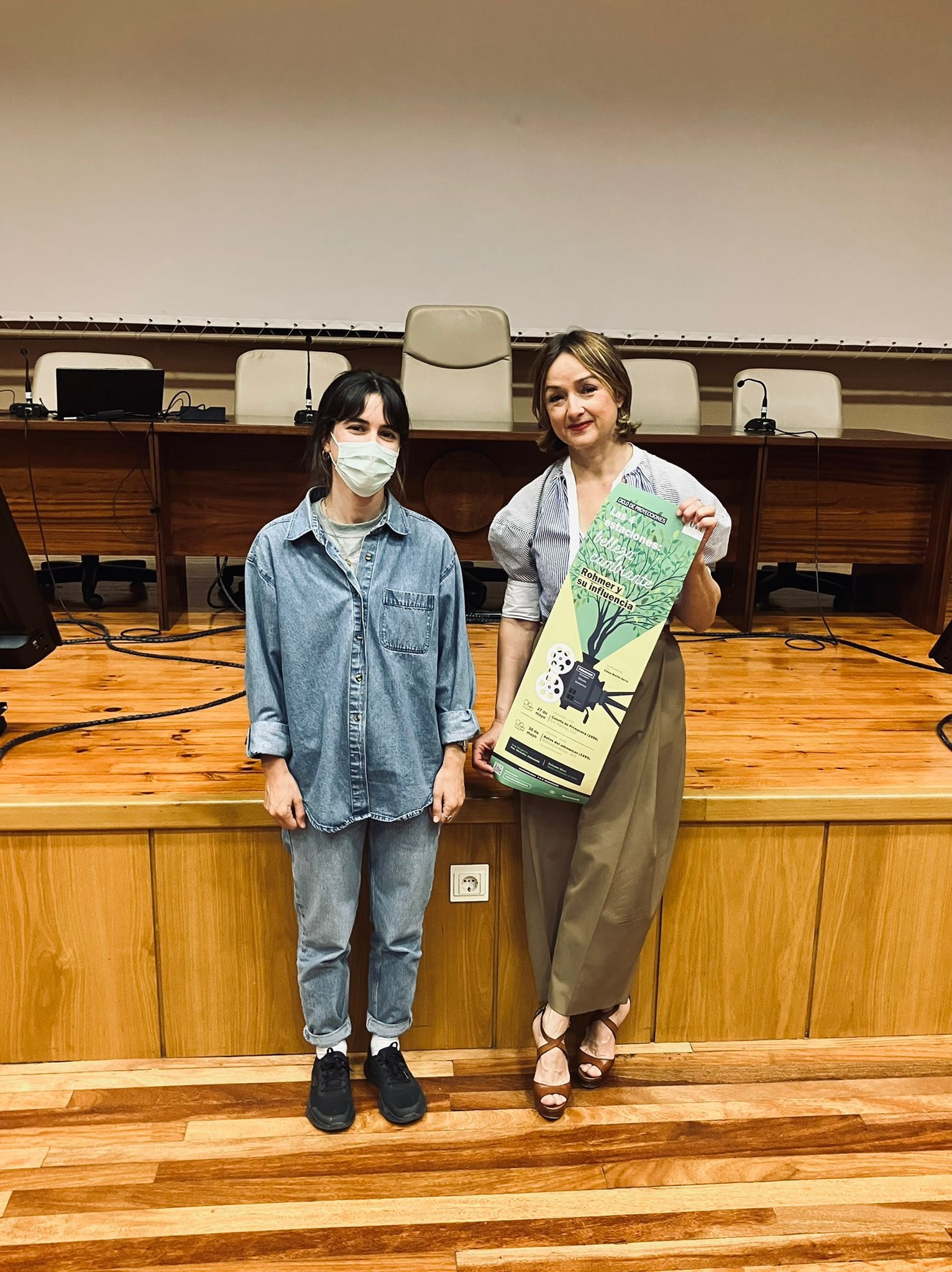 Elena Martín (izquierda), coordinadora del ciclo, junto a la vicerrectora de Comunicación y Cultura, Carmen Vaquero