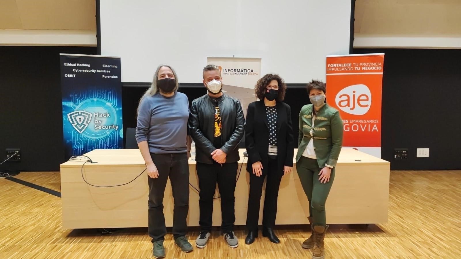 Rafael García y Miguel Ángel Martín, cofundadores de CEO de Hackby Security, Amelia García, directora de la Escuela de Ingeniería Informática, y Arantxa Santamaría, presidenta de AJE Segovia