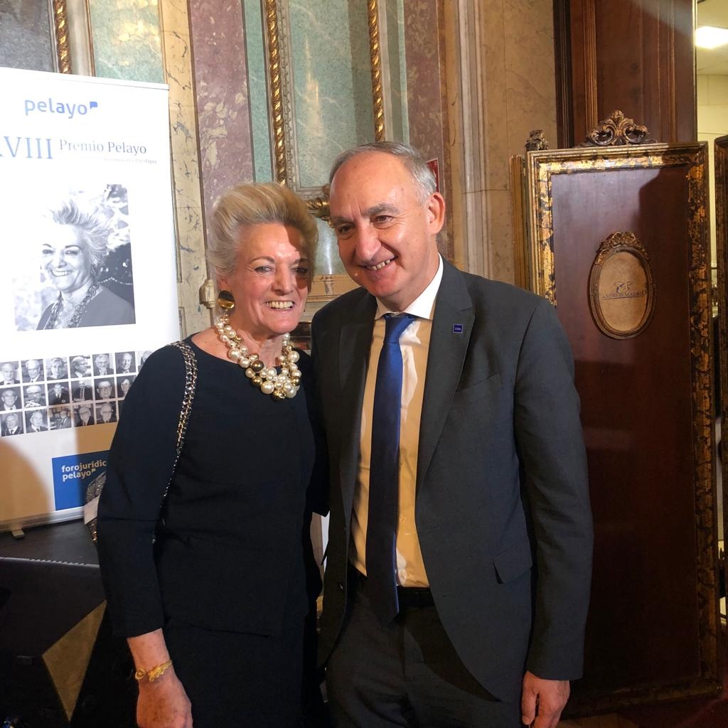 María Luisa Segoviano y Antonio Largo (rector) durante el acto de entrega del premio en el Casino de Madrid