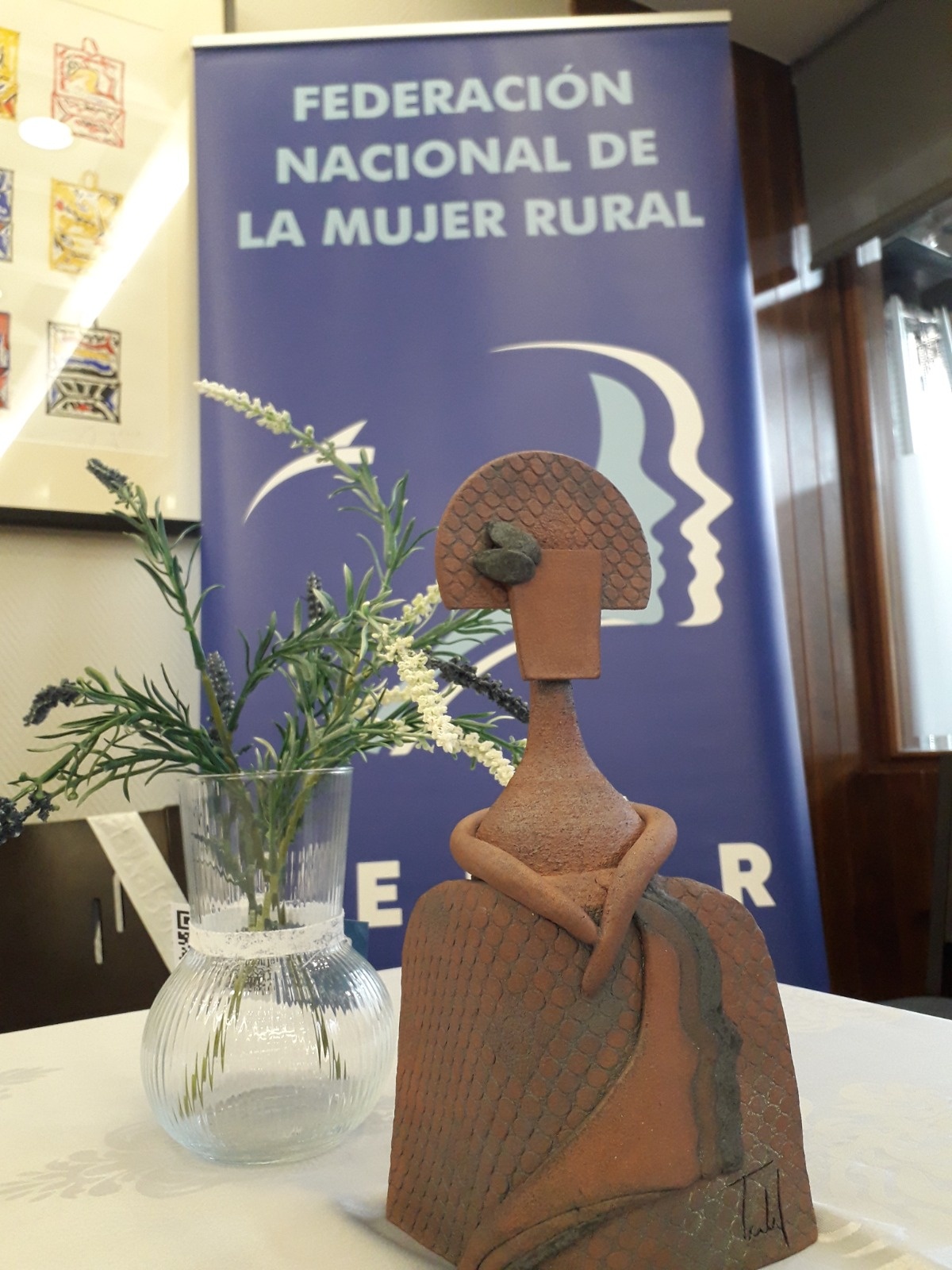 La figura de las Meninas es desde esta II edición de los Premios Hombres por la Igualdad de FEMUR el galardón que representa en toda España la igualdad de oportunidades en el mundo rural gracias a la Federación Nacional de las Mujeres Rurales