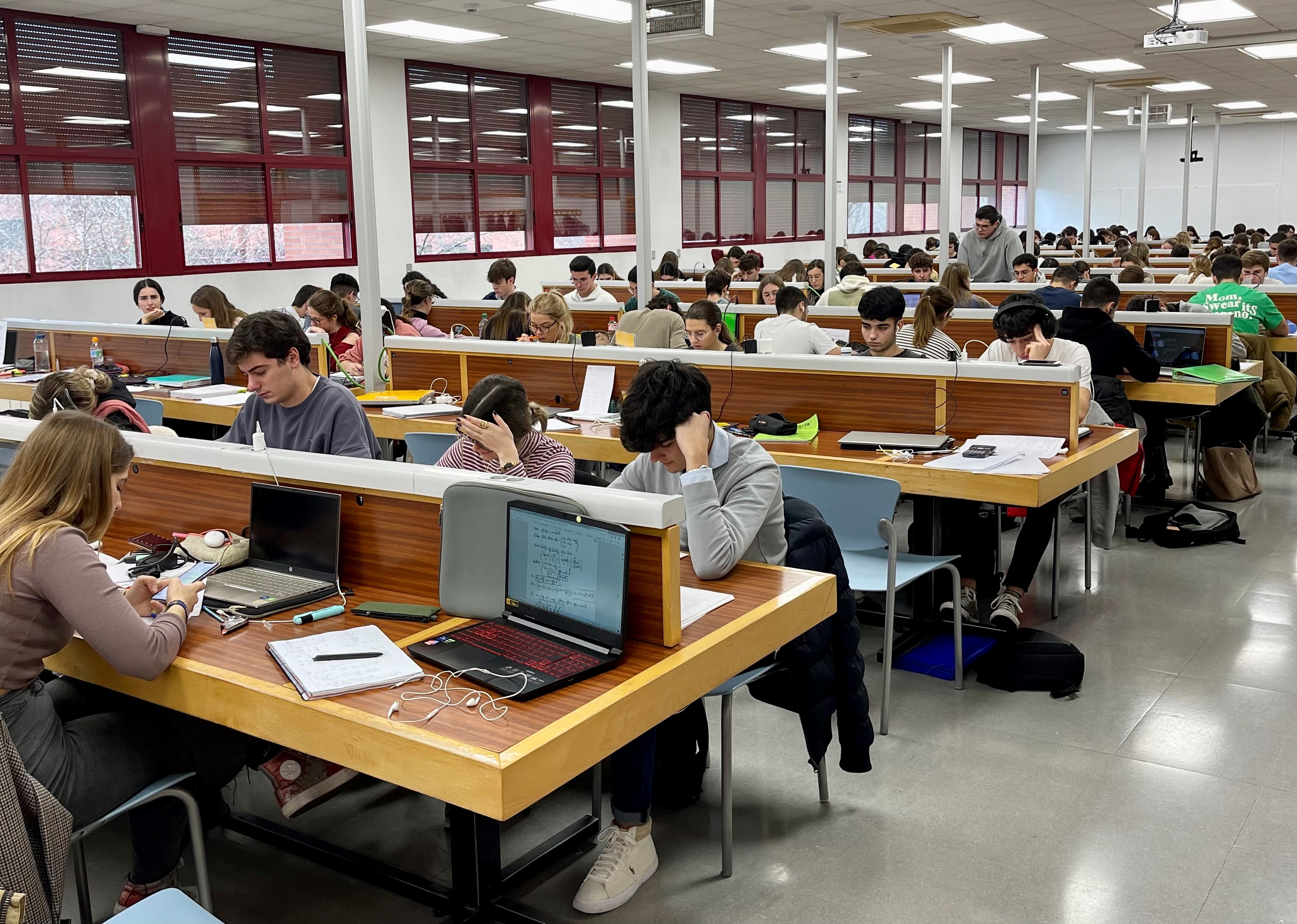 Alumnos preparando los exámenes en las salas de estudio habilitadas.