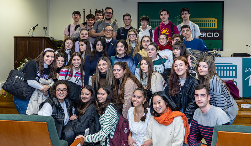 José María Liu, rodeado de estudiantes de la Facultad de Comercio que se acercaron a la conferencia