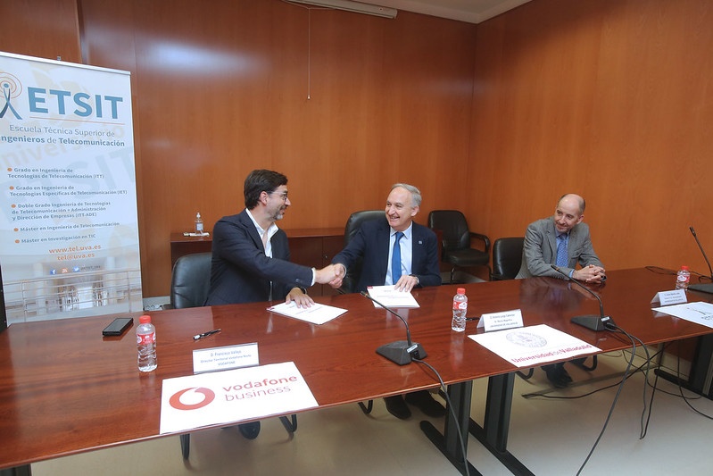 Vodafone cede una banda de frecuencias a la UVa para investigar en proyectos aplicables a las ciudades inteligentes y el coche conectado