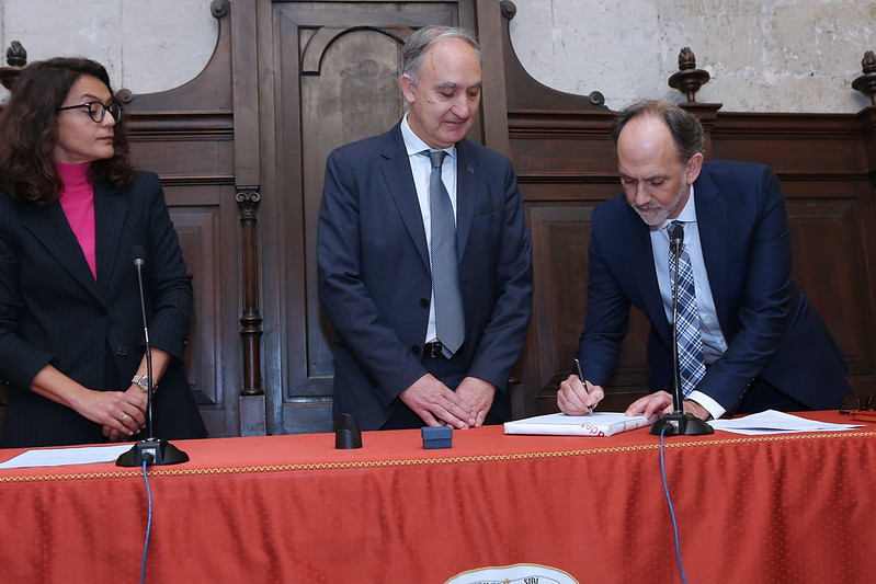 Momento de la firma en la toma de posesión, celebrada en el Aula Triste del Palacio de Santa Cruz