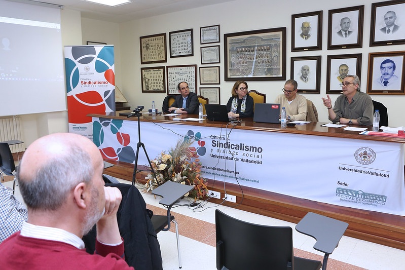esa redonda (de izda a dcha): Juan I. Dénchez (Responsable Área Laboral CEOE Castilla y León), Ana Murcia (Directora Cátedra Sindicalismo y Diálogo Social UVa), Fernando López Sánchez (Secretario Participación Institucional UGT Castilla y León) y Saturnino Fernández (Secretario de Políticas Públicas y Diálogo Social CCOO de Castilla y León)