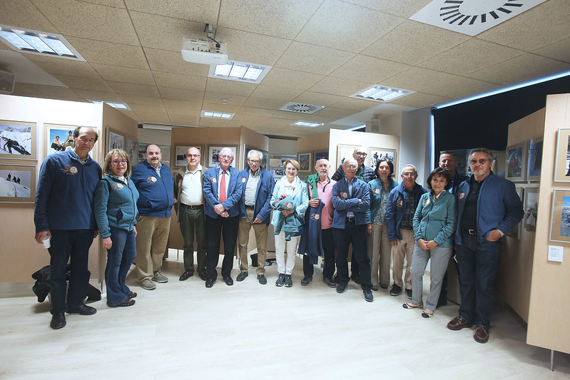 Foto de familia de algunos asistentes veteranos y actuales del GUM, durante la inauguración de la muestra