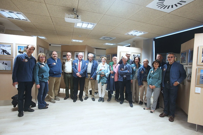 Foto de familia de algunos asistentes veteranos y actuales del GUM, durante la inauguración de la muestra