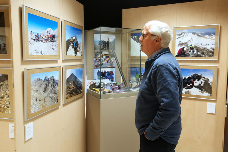 Veterano del GUM contempla las fotografías del GUM en el MUVA (Edificio Rector Tejerina)
