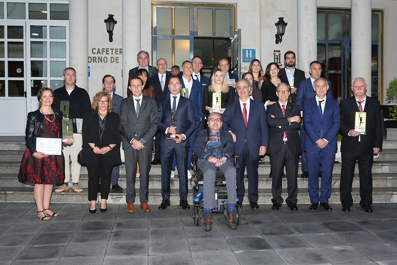 Foto de familia con autoridades académicas e institucionales junto a los premiados