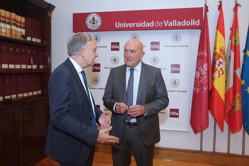 El recién elegido alcalde de Valladolid visita al rector de la UVa