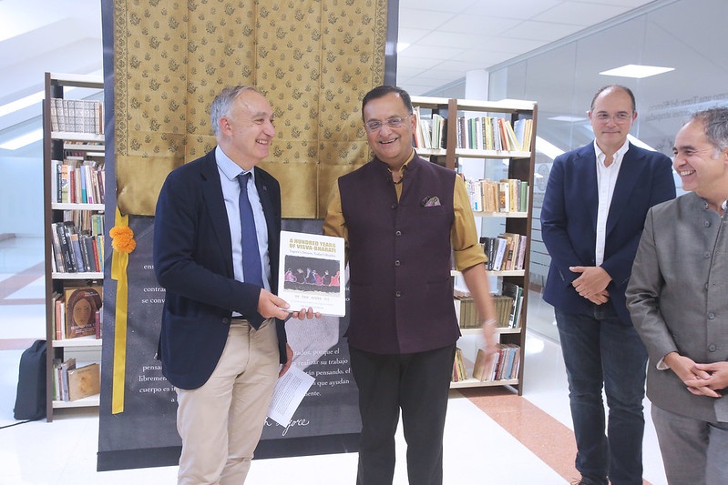 El rector, Antonio Largo, y el embajador de India en España, Dinesh K. Patnaik, durante el acto de inauguración