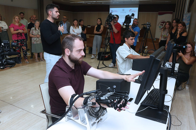 Presentación en el Hospital Benito Menni de los resultados del primer estudio mundial con un exoesqueleto de mano para mejorar la movilidad de los pacientes post - COVID