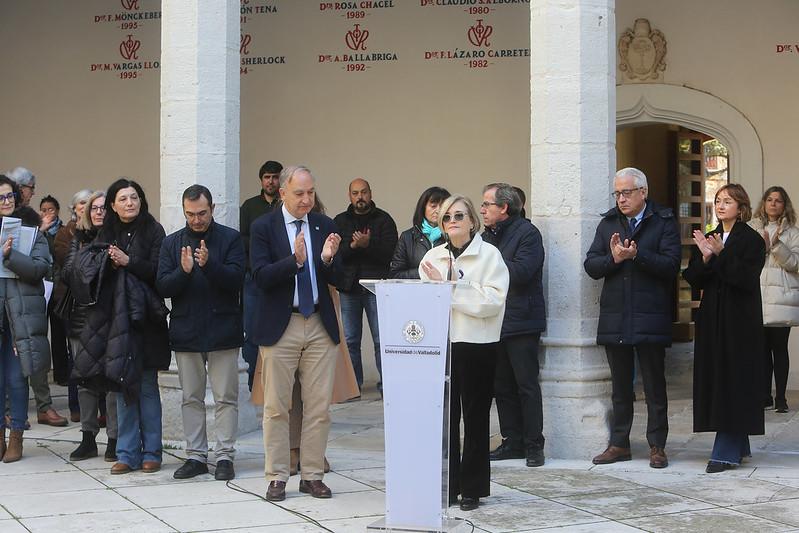Aplausos en el Palacio de Santa Cruz tras la lectura del Maniesto 25N a cargo de Rosalba Fonteriz García, delegada del Rector para la Responsabilidad Social Universitaria, junto al rector Antonio Largo Cabrerizo