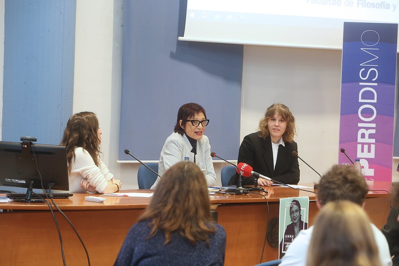 Anna Bosch, durante su intervención en el encuentro con estudiantes de Periodismo en la Facultad de Filosofía y Letras