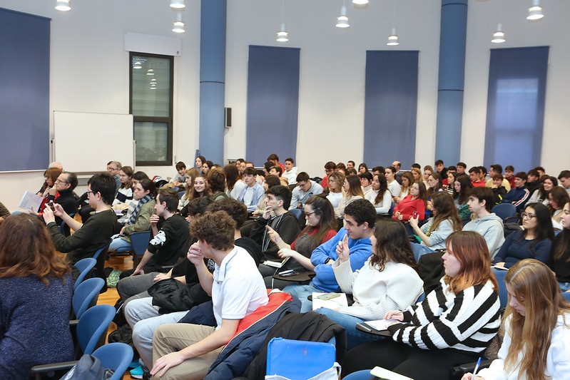 Estudiantes escuchan a Anna Bosch en el salón de grados de la Facultad de Filosofía y Letras