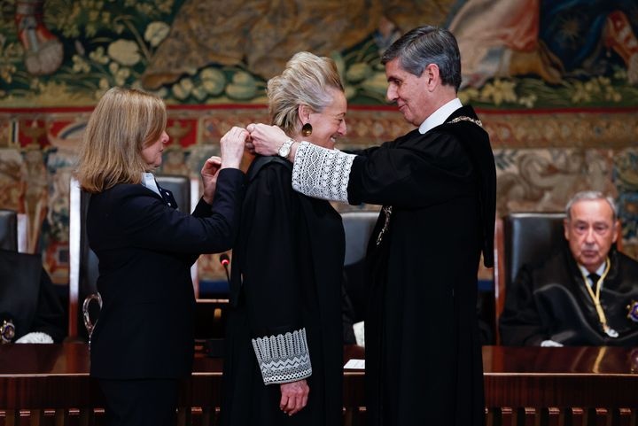 El presidente saliente, Pedro González-Trevijano, impone a María Luisa Segoviano la medalla de magistrado del TC