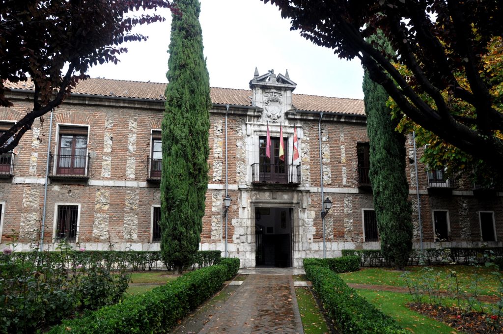 Colegio Mayor Santa Cruz con sedes en la Calle Cardenal Mendoza y en la Calle Real de Burgos