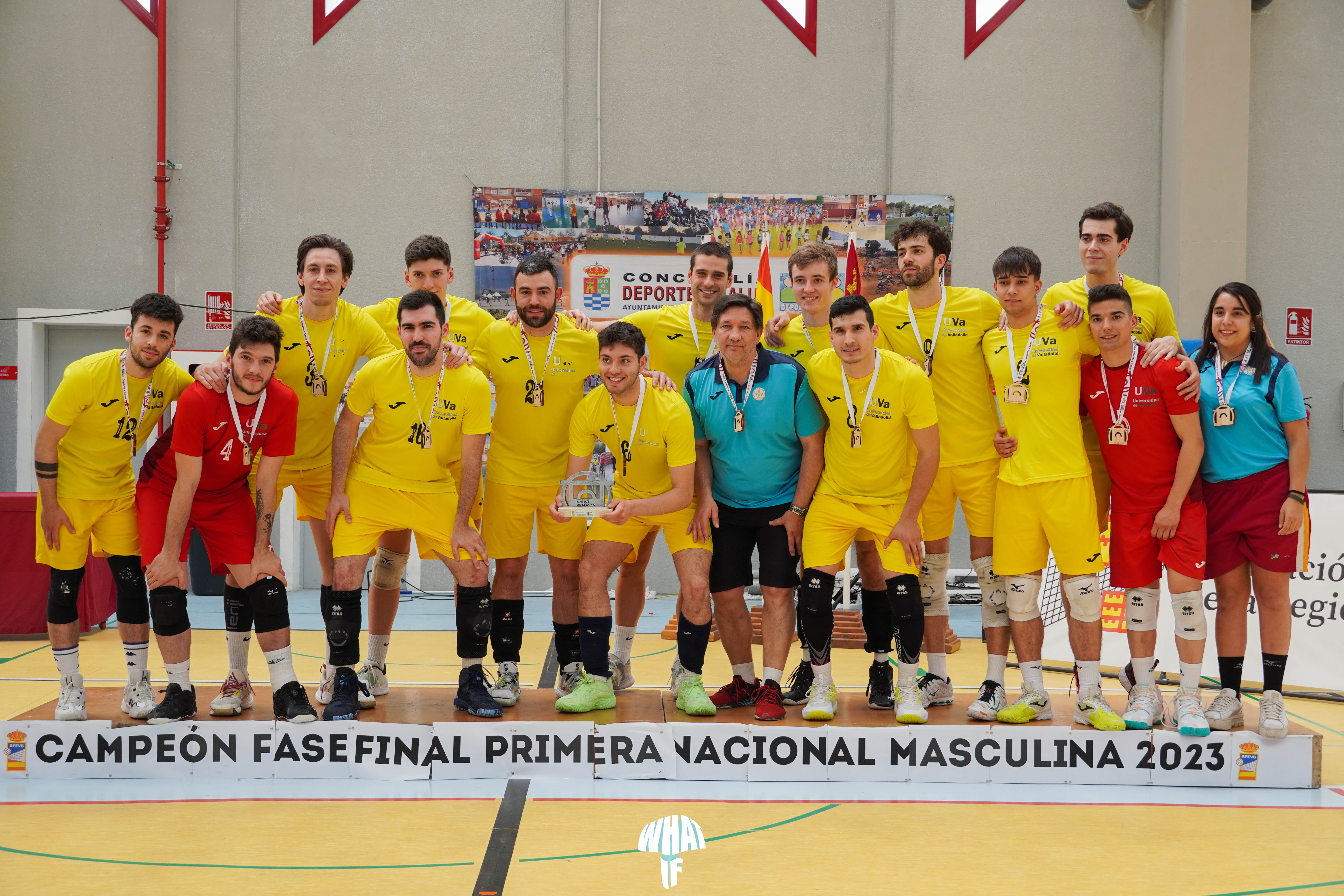 El equipo de la UVa recogiendo el trofeo de subcampeones