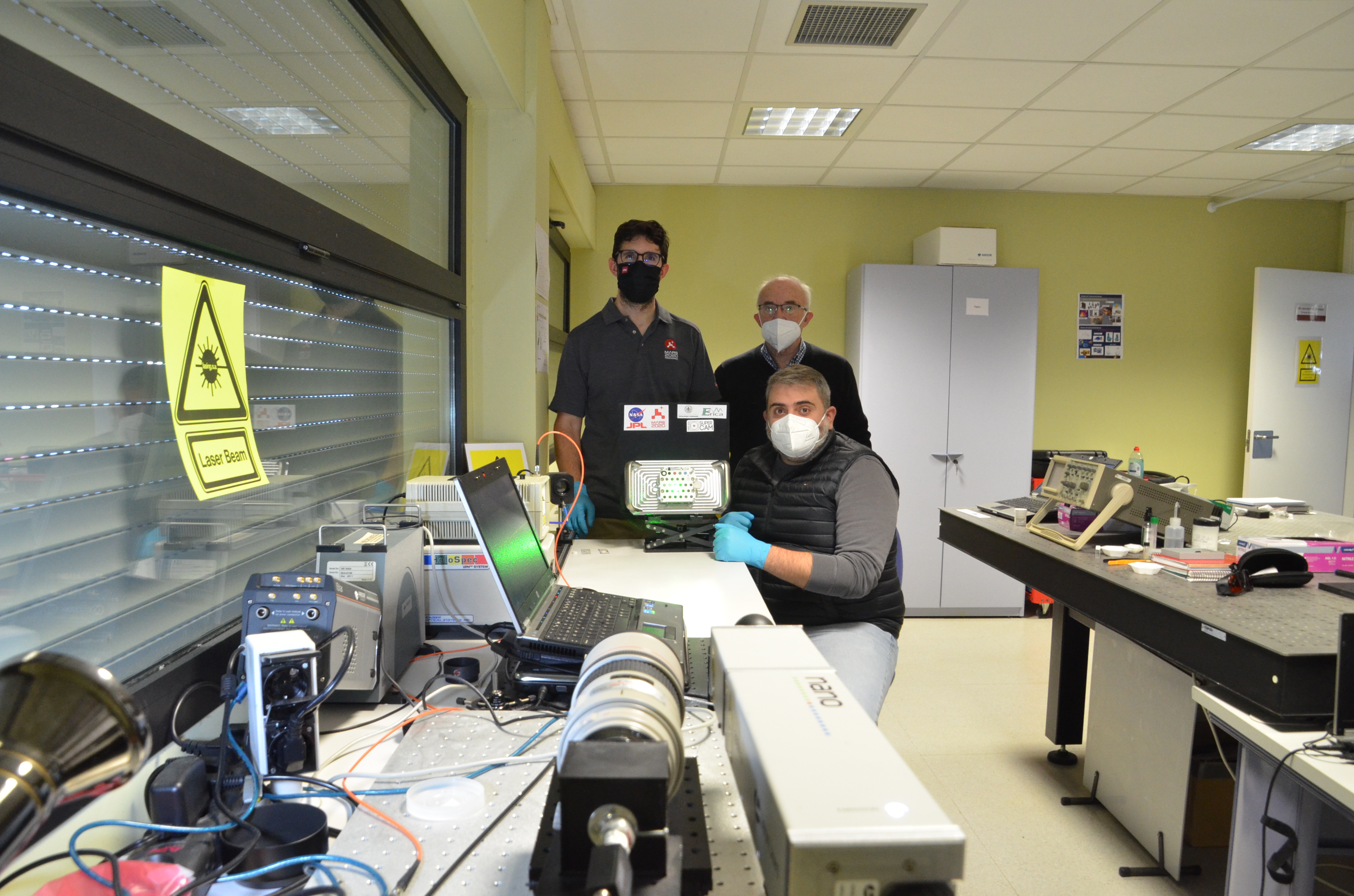 Equipo de la UVa, liderado por Fernando Rull (centro), que ha desarrollado el sistema de calibración