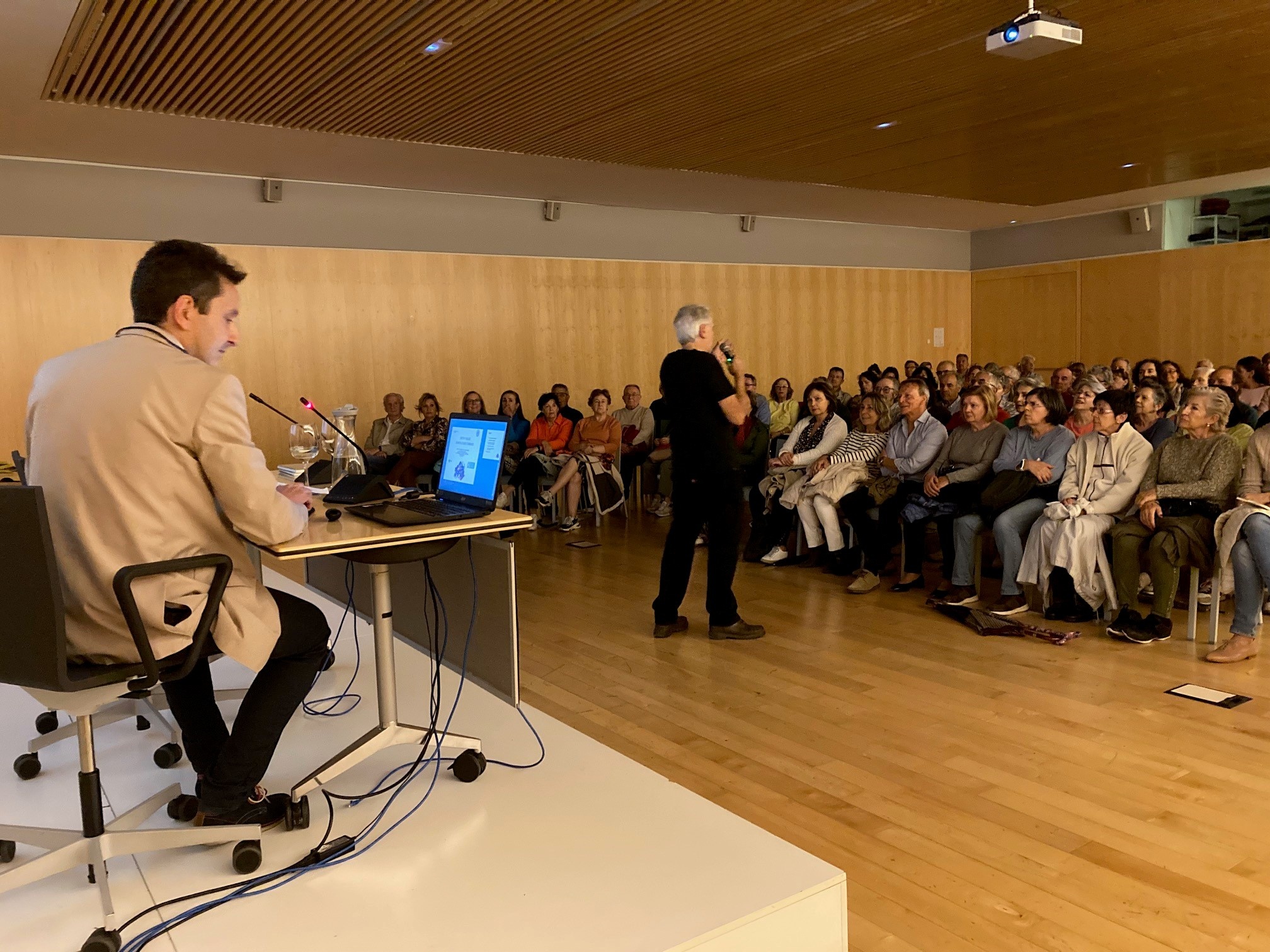 El catedrático de Endocrinología y Nutrición Daniel de Luis imparte la conferencia "Dieta y Salud: Somos lo que comemos" en el Museo de la Evolución Humana