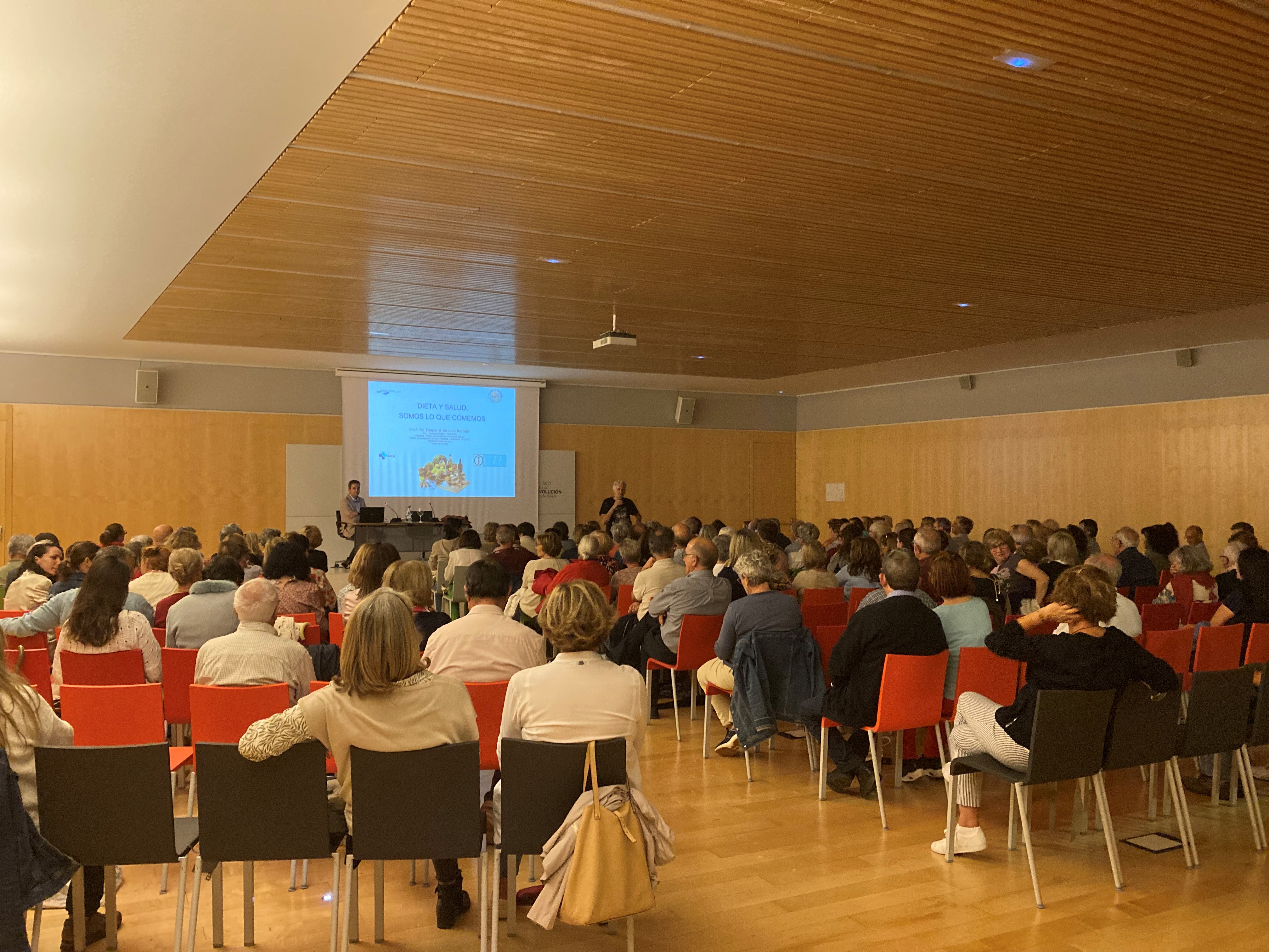 El catedrático de Endocrinología y Nutrición Daniel de Luis imparte la conferencia "Dieta y Salud: Somos lo que comemos" en el Museo de la Evolución Humana