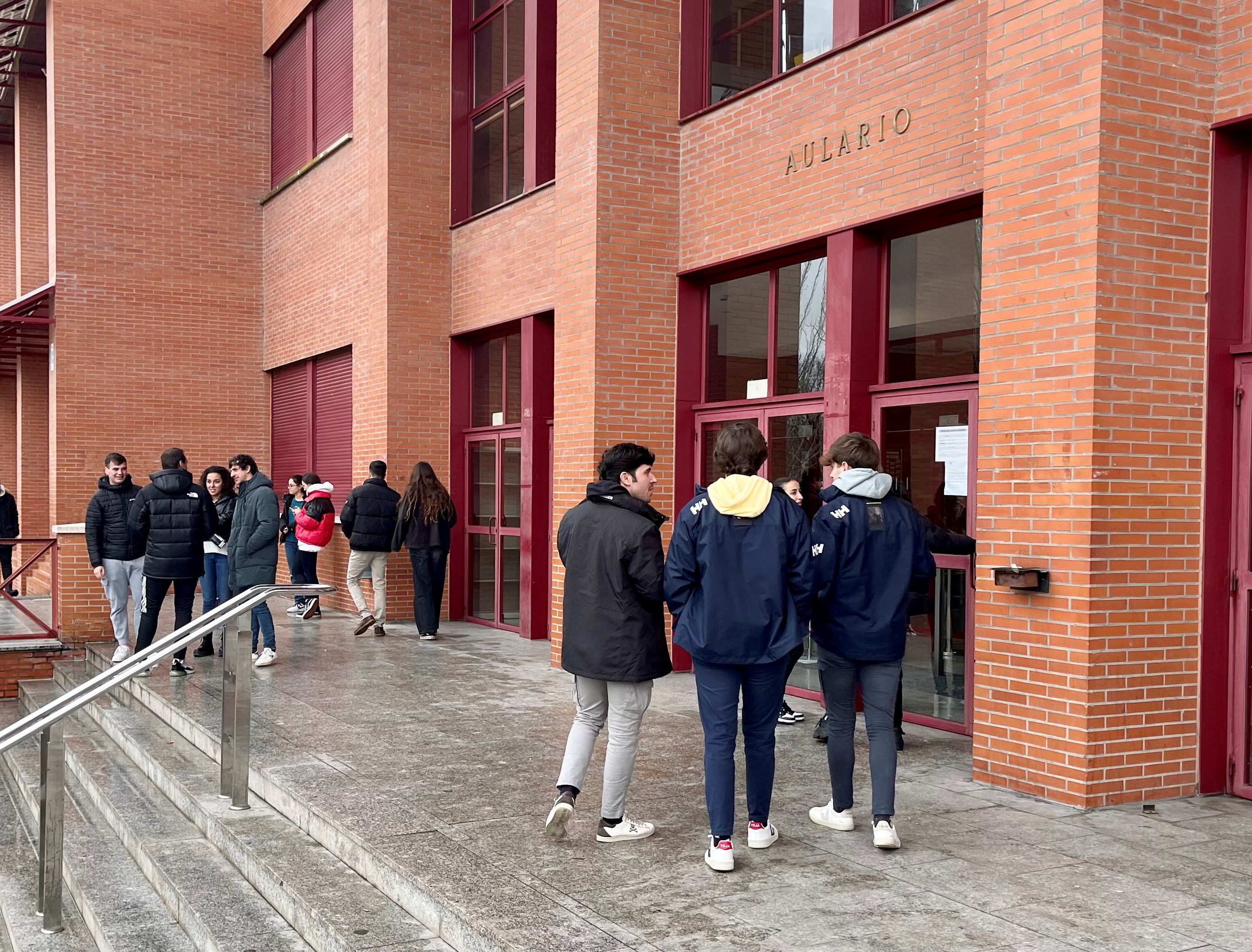 Exterior del aulario. Estudiantes entrando a las aulas de estudio.