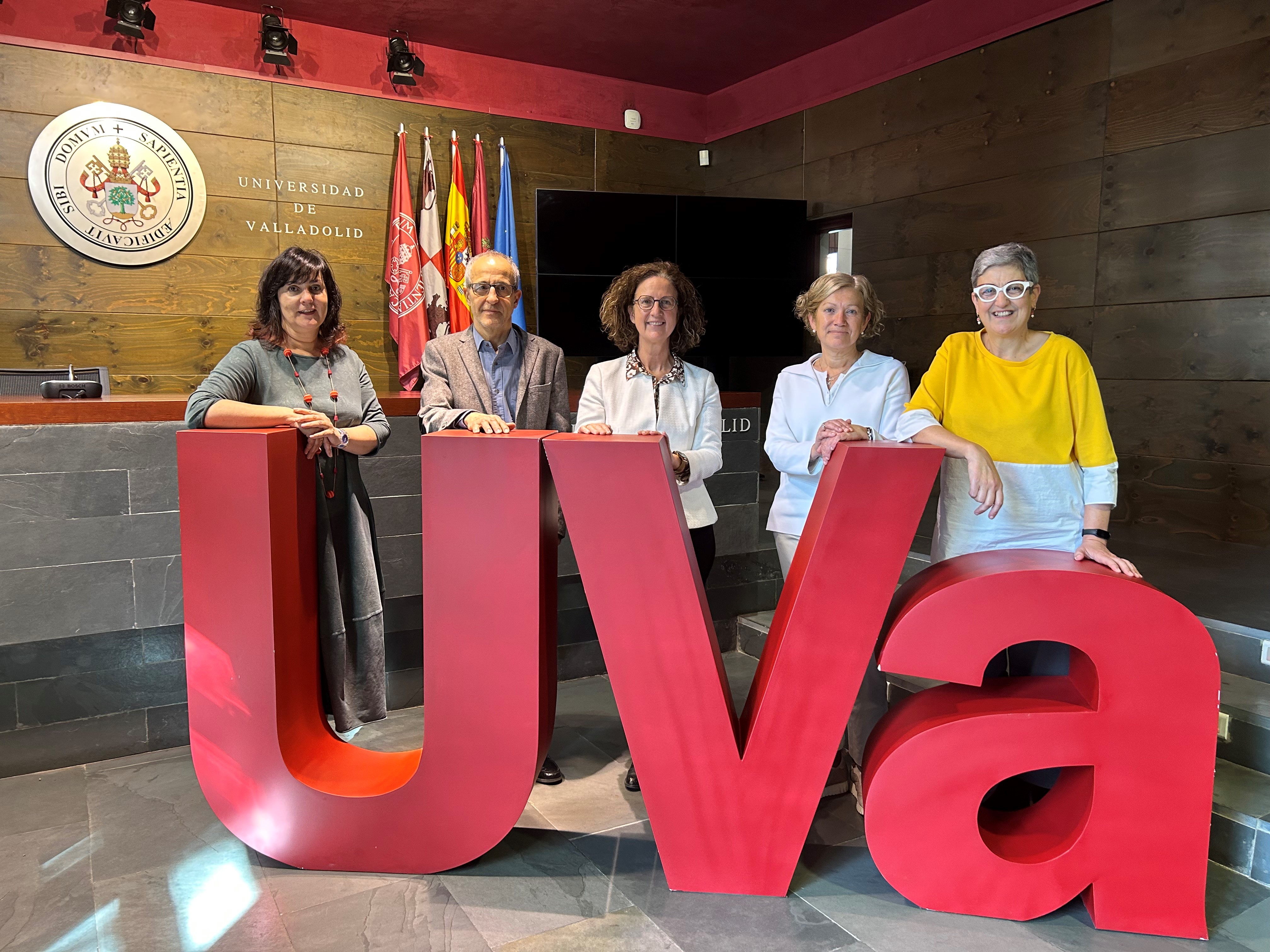 De izquierda a derecha: Gema Cienfuegos, Jesús M. Nieto, Paloma Castro (vicerrectora de Internacionalización), Susana Gil-Albarellos y Carmen de Miguel