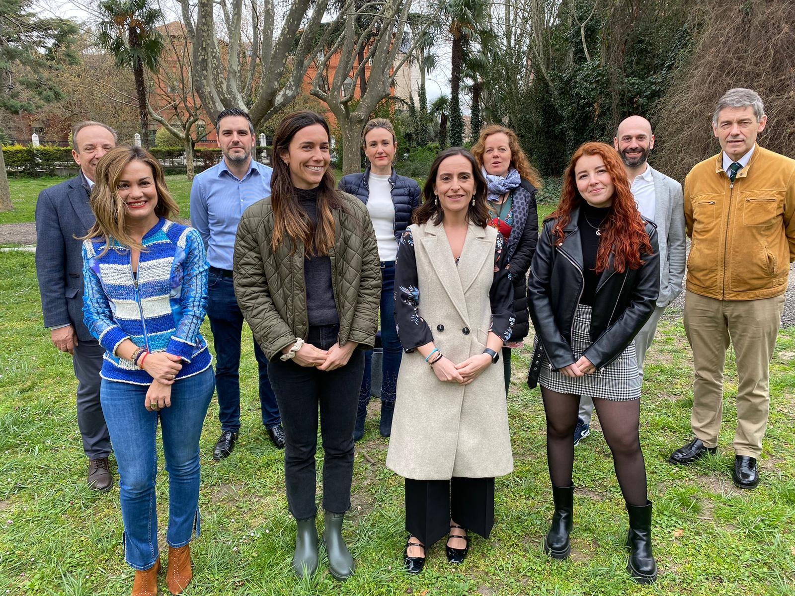 En segundo plano y de izquierda a derecha: Javier Castrodeza Sanz, Iván Sanz Muñoz, Virginia Fernández Espinilla, Encarnación Martínez Tejedor, José María Eiros Bouza. En primer plano: Cristina Hernán García, Laura Sánchez de Prada (la doctoranda de la tesis), Silvia Rojo Rello, Diana Pérez San José.