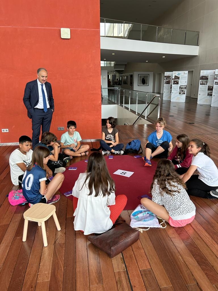 El rector de la UVa observa las actividades de los niños y niñas que han acudido al evento