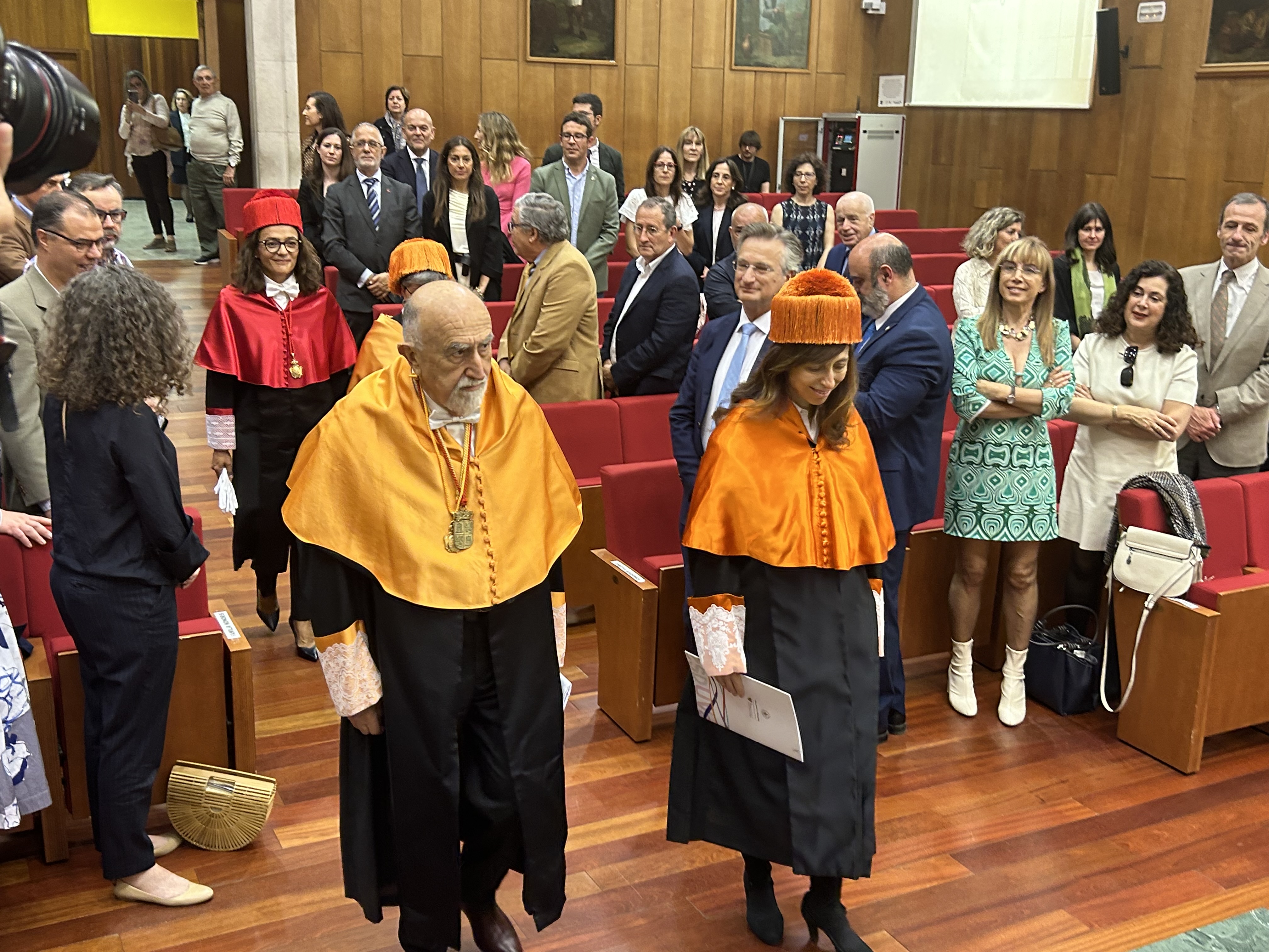 Alvaro Cuervo García, a la entrada del Paraninfo, acompañado de su madrina Natalia Martín Cruz