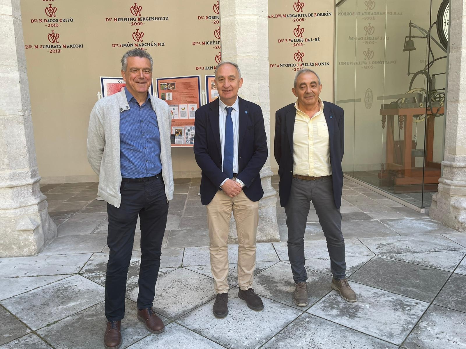De derecha a izquierda: Isaías García, decano de la Facultad de Ciencias; Antonio Largo, Rector de la UVa; Fernando Villafañe, comisario de la exposición.