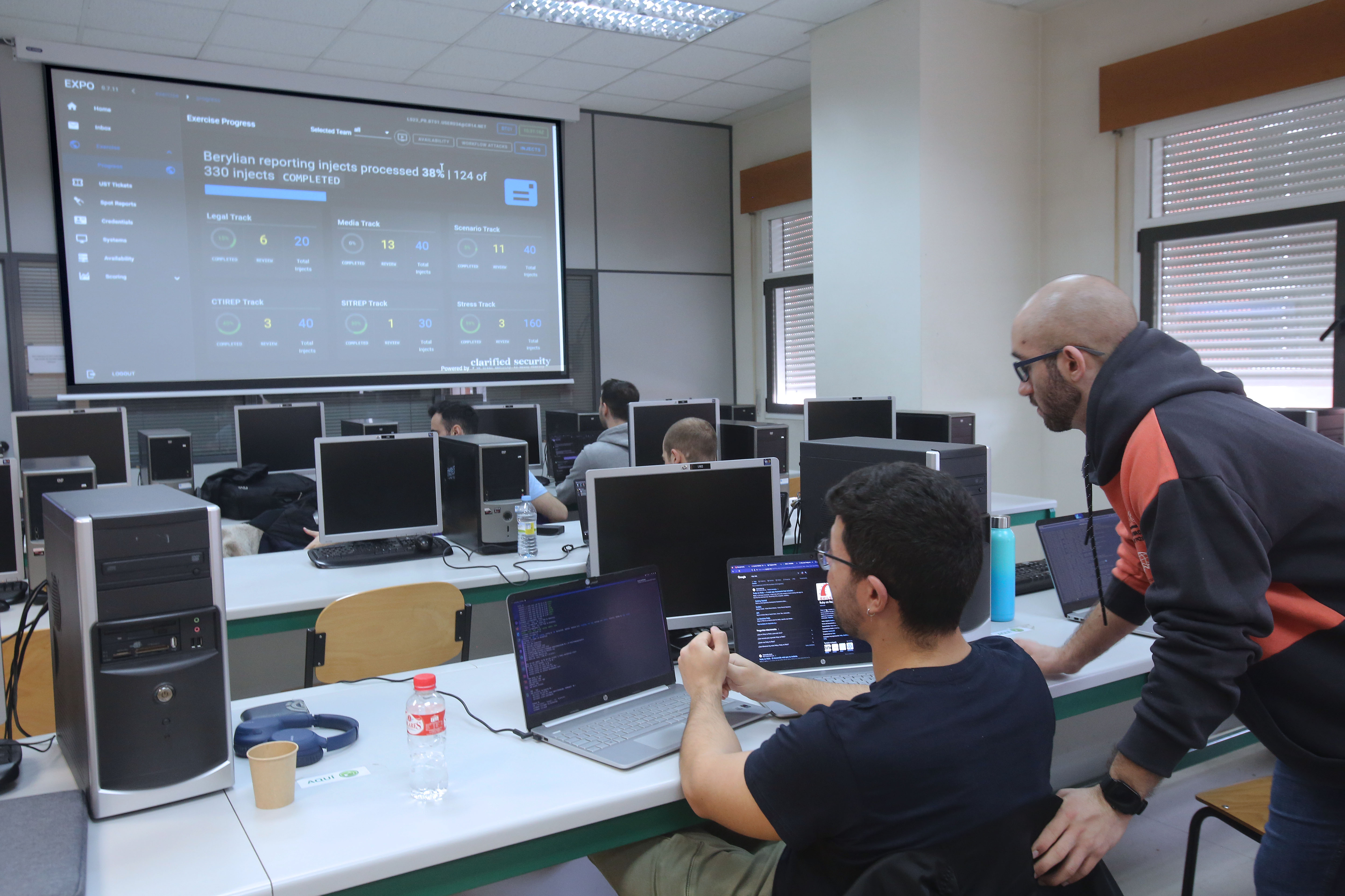 Alumnos del Grado en Ingeniería Informática participando en el ejercicio Locked Shields