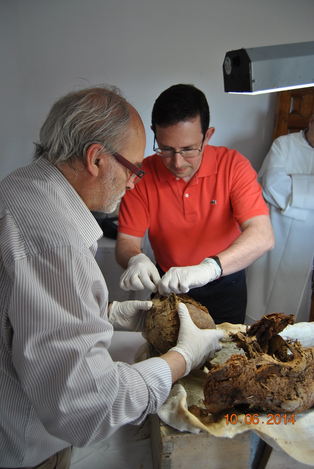 En primera línea, Juan Franscisco Pastor, examinando los restos óseos de Leonor de Castilla
