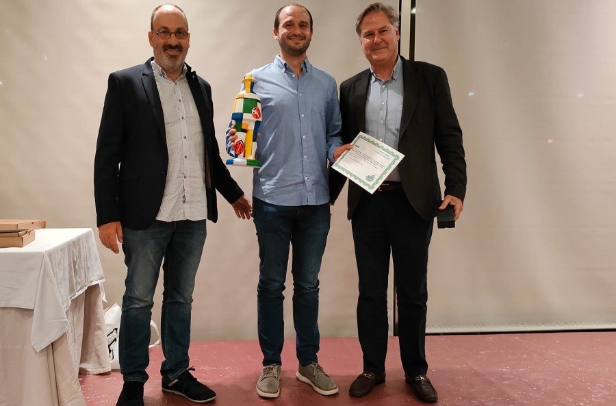Jonatan Niño en el momento de recibir el premio
