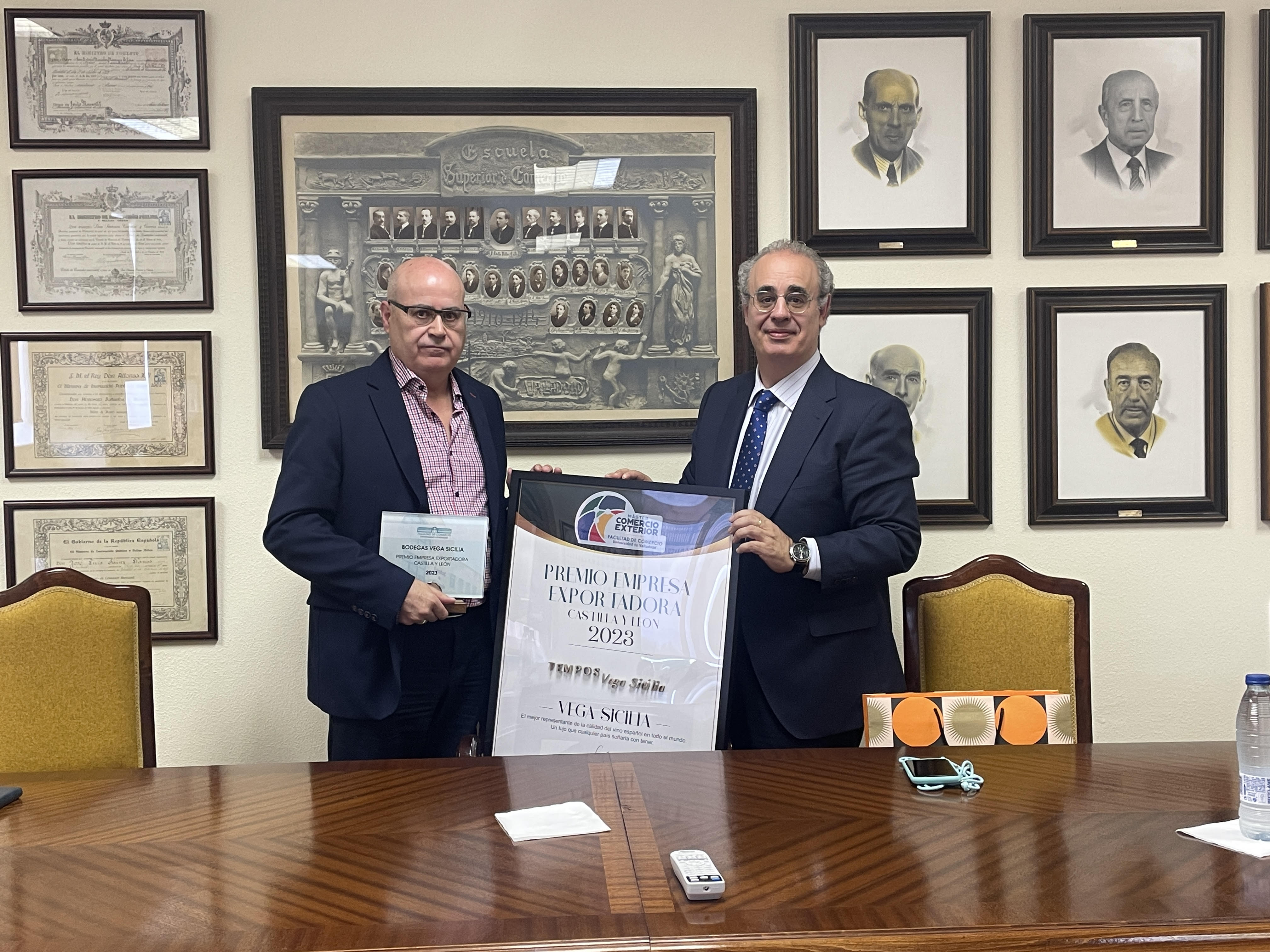 Emiliano Yagüe Marín, director Financiero y Administrativo, director financiero de Bodegas Vega Siclia, y José Antonio Salvador Insúa, decano de la Facultad de Comercio