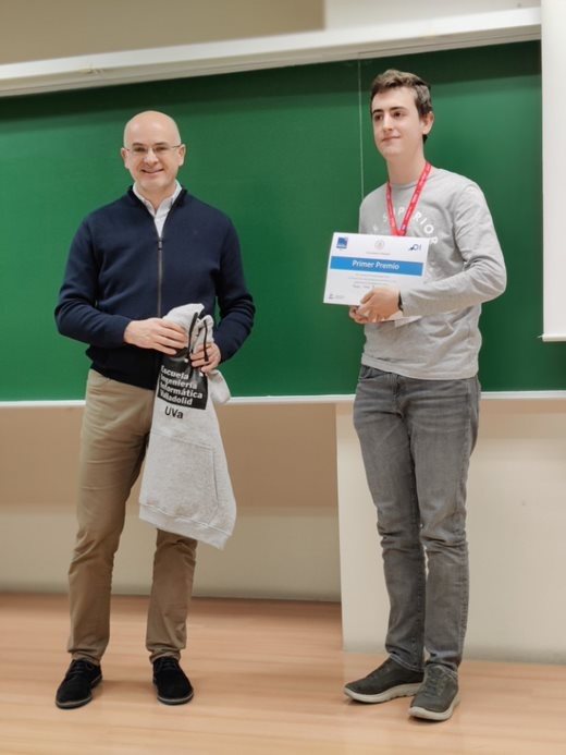 Pablo Sáez Reyes recibie el premio como primer clasificado en la III Olimpiada Informática de Castilla y León