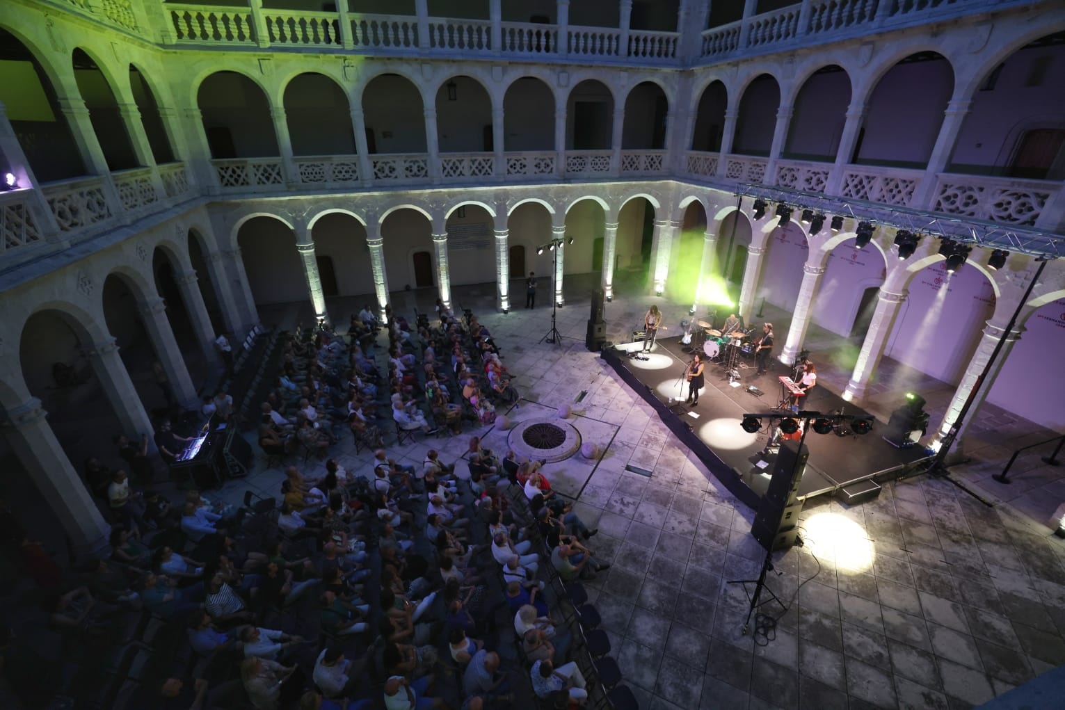 Como actividad complementaria a los encuentros, la cantante Soleá Morente ofreció un concierto en el patio del Palacio de Santa Cruz.