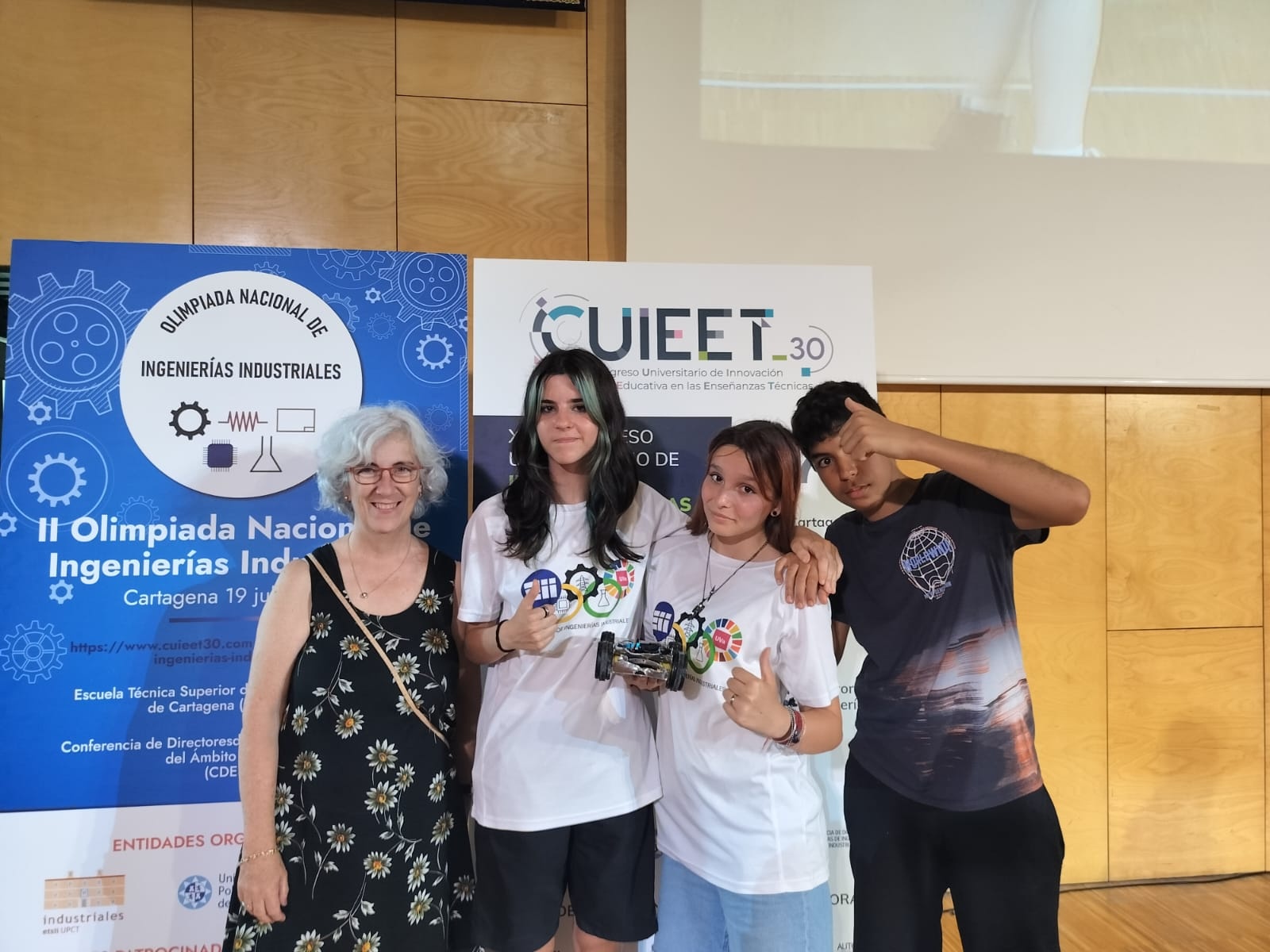 Jimena, Irene y Yassin, junto con la profesora de la Eii Esperanza Alarcia