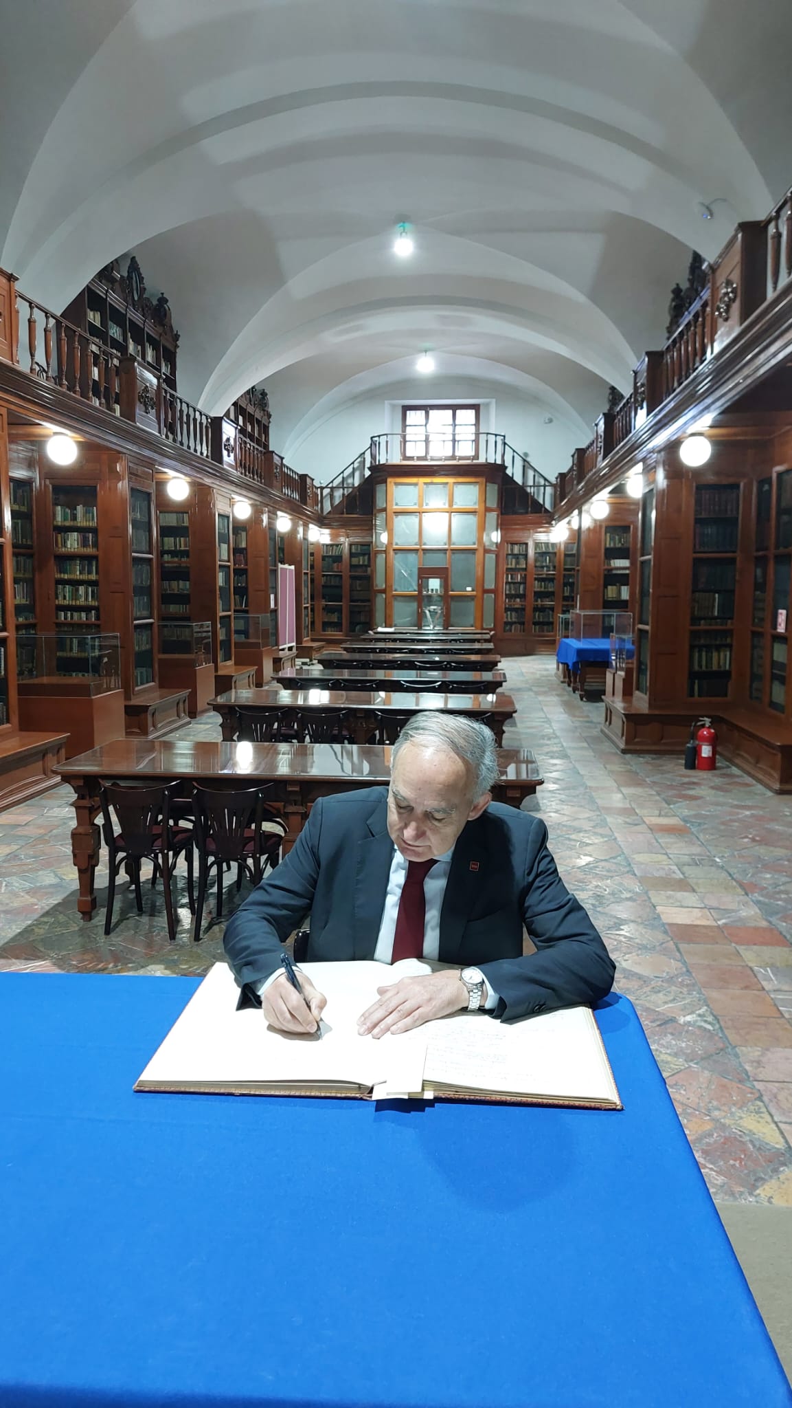 El rector firma el libro de honor en la biblioteca histórica de la BUAP, Universidad Benemérita autónoma de Puebla