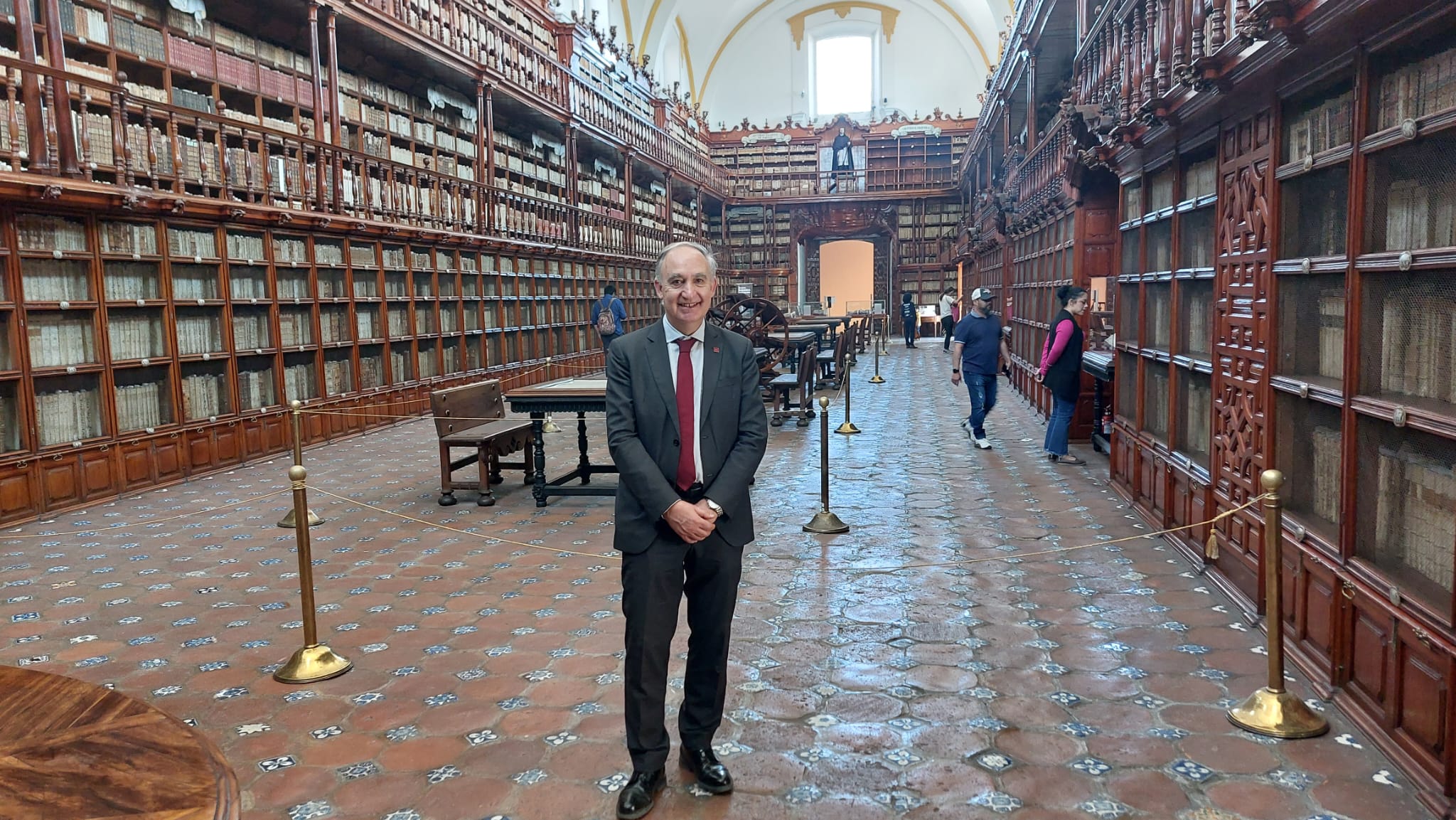 El rector de la UVa, en la Biblioteca Palafoxiana de Puebla