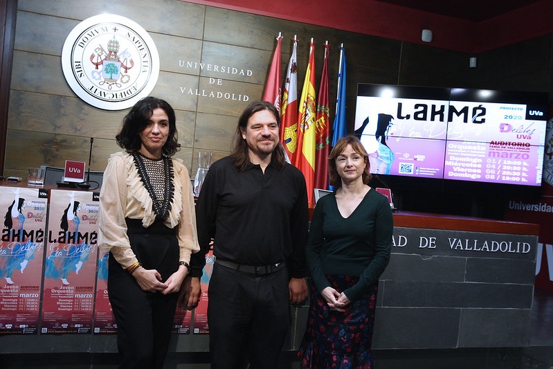 De izquierda a derecha, Carmen Herrero, directora del Centro Buendía; Francisco Lara, director de la Joven Orquesta, y Carmen Vaquero, vicerrectora de Comunicación y Extensión Universitaria