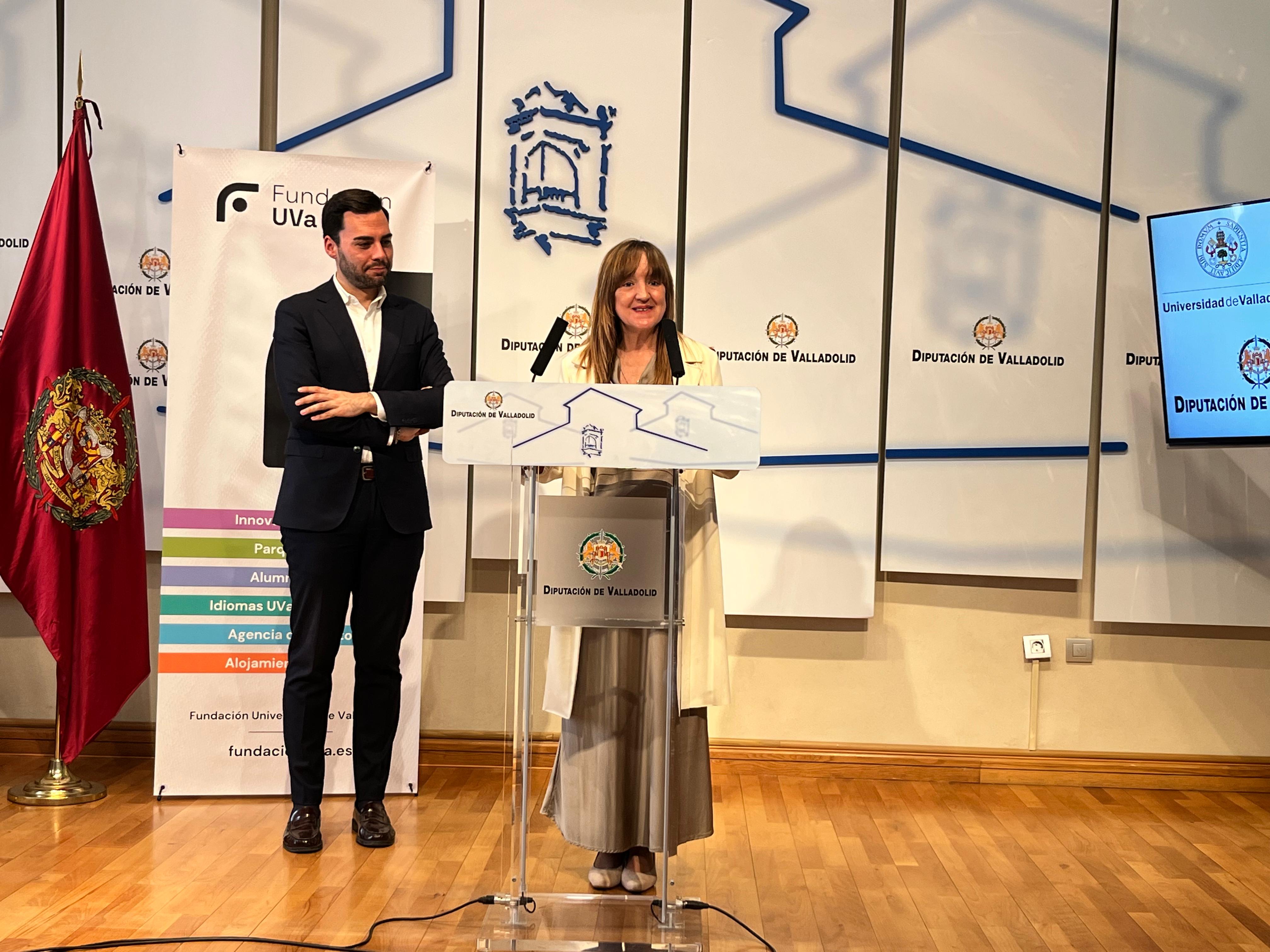 El diputado delegado del Área de Empleo, Desarrollo Económico y Reto Demográfico de la Diputación de Valladolid, Roberto Migallón, y la delegada del rector para la Transferencia del Conocimiento de la Universidad de Valladolid, María Ángeles Pérez