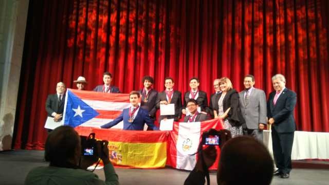 Pablo Criado, con la bandera española tras recibir el premio