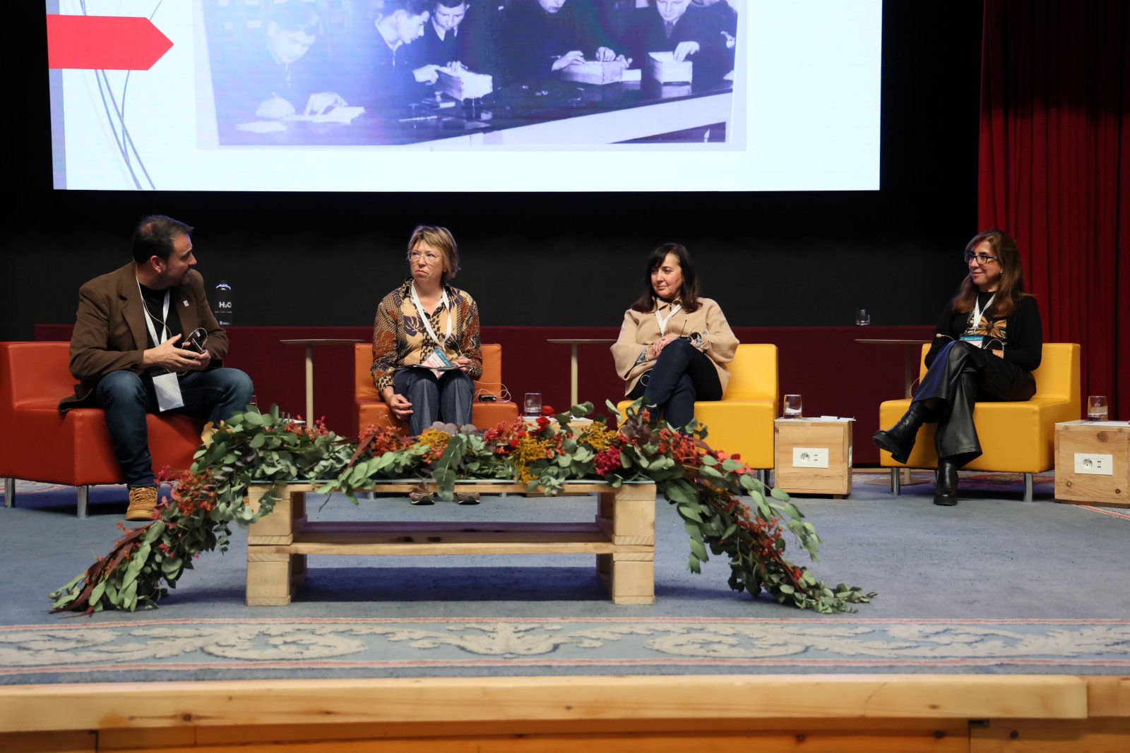 Isabel Lecanda (2ª por la izquierda), directora de la Biblioteca de la Universidad de Valladolid, durante la exposición de las conclusiones