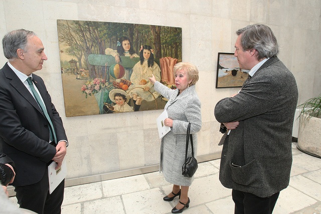María Dolores muestra una de las obras más destacadas de la colección, junto a Antonio Largo (rector) y Daniel Villalobos (director MUVA)