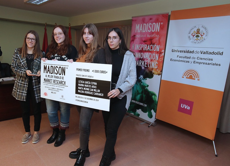 Equipo ganador del Premio MADISONmk durante la entrega del premio en la Facultad de Ciencias Económicas y Empresariales